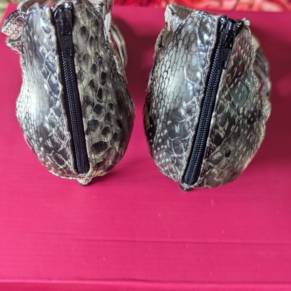 Women's Shoes - Picture 3 of 4